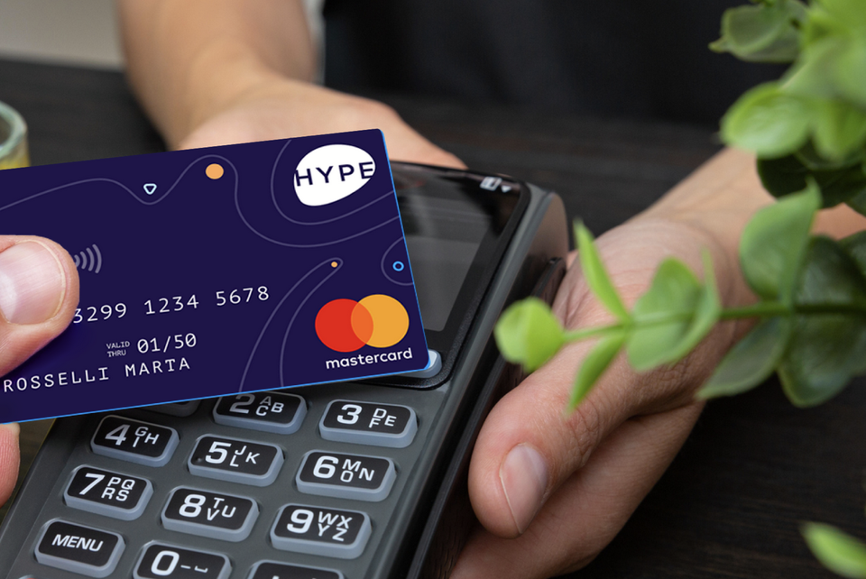 Cittadino che paga con una carta contactless presso un commerciante locale
